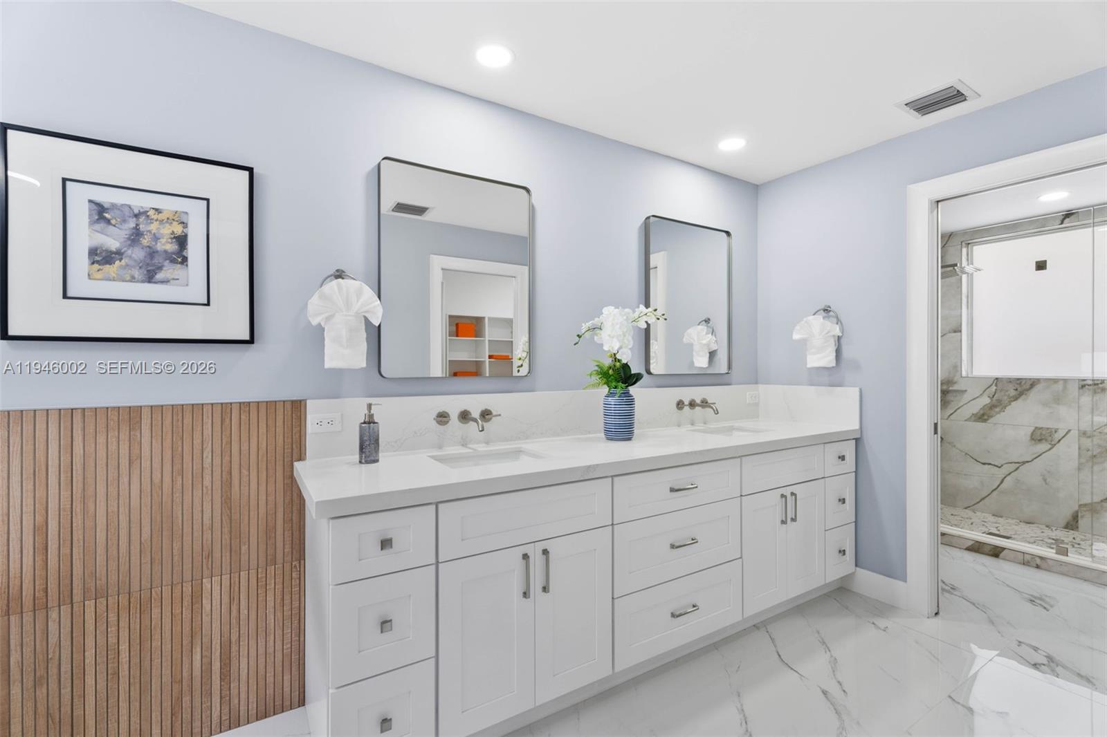 17 Surrey Road Palm Beach Gardens, FL 33418 - Photo 20 of 43 a bathroom with double sink and a mirror