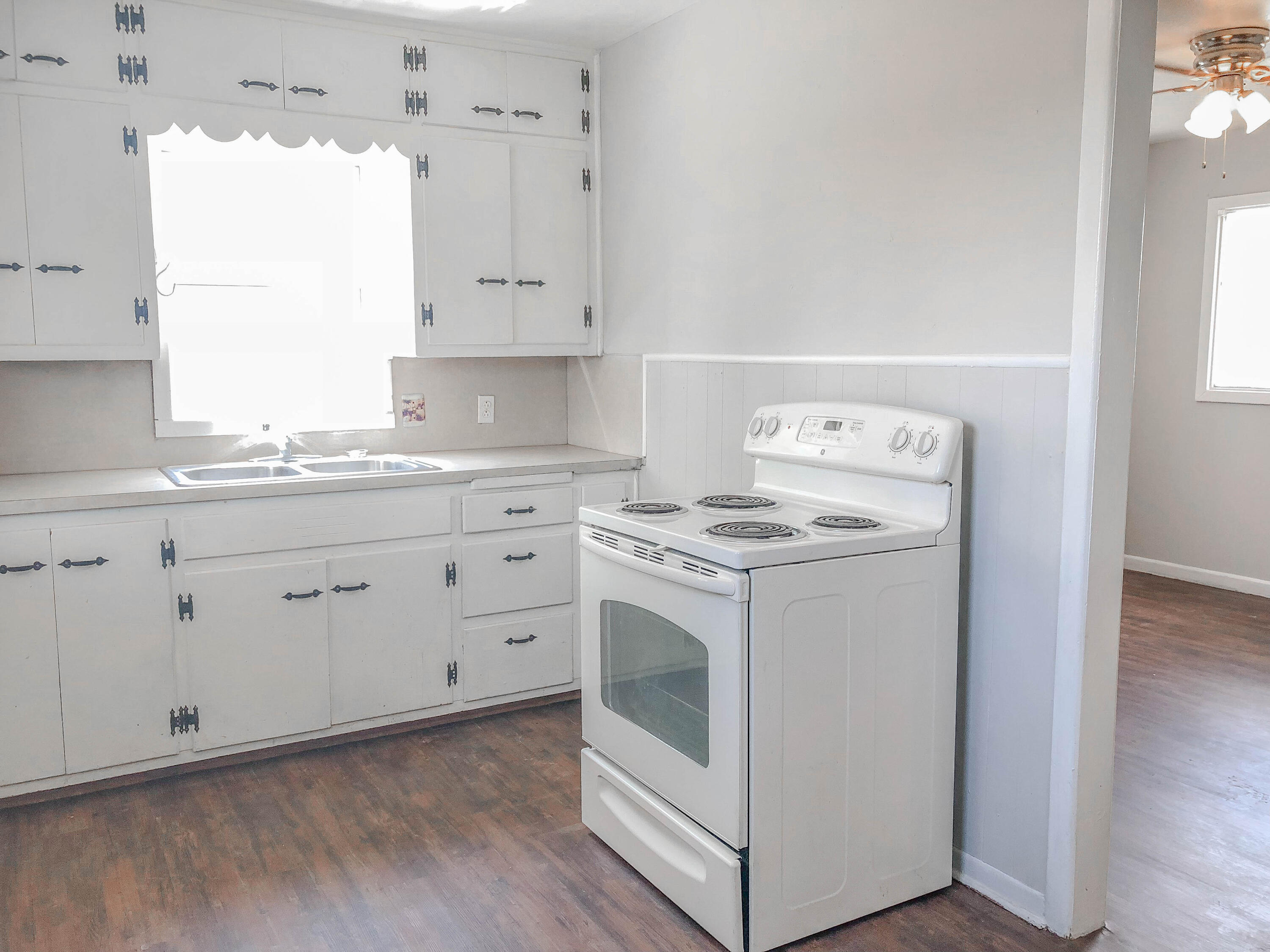1101 65th Street, Unit REAR Lubbock, TX 79412 - Photo 3 of 5 kitchen-2