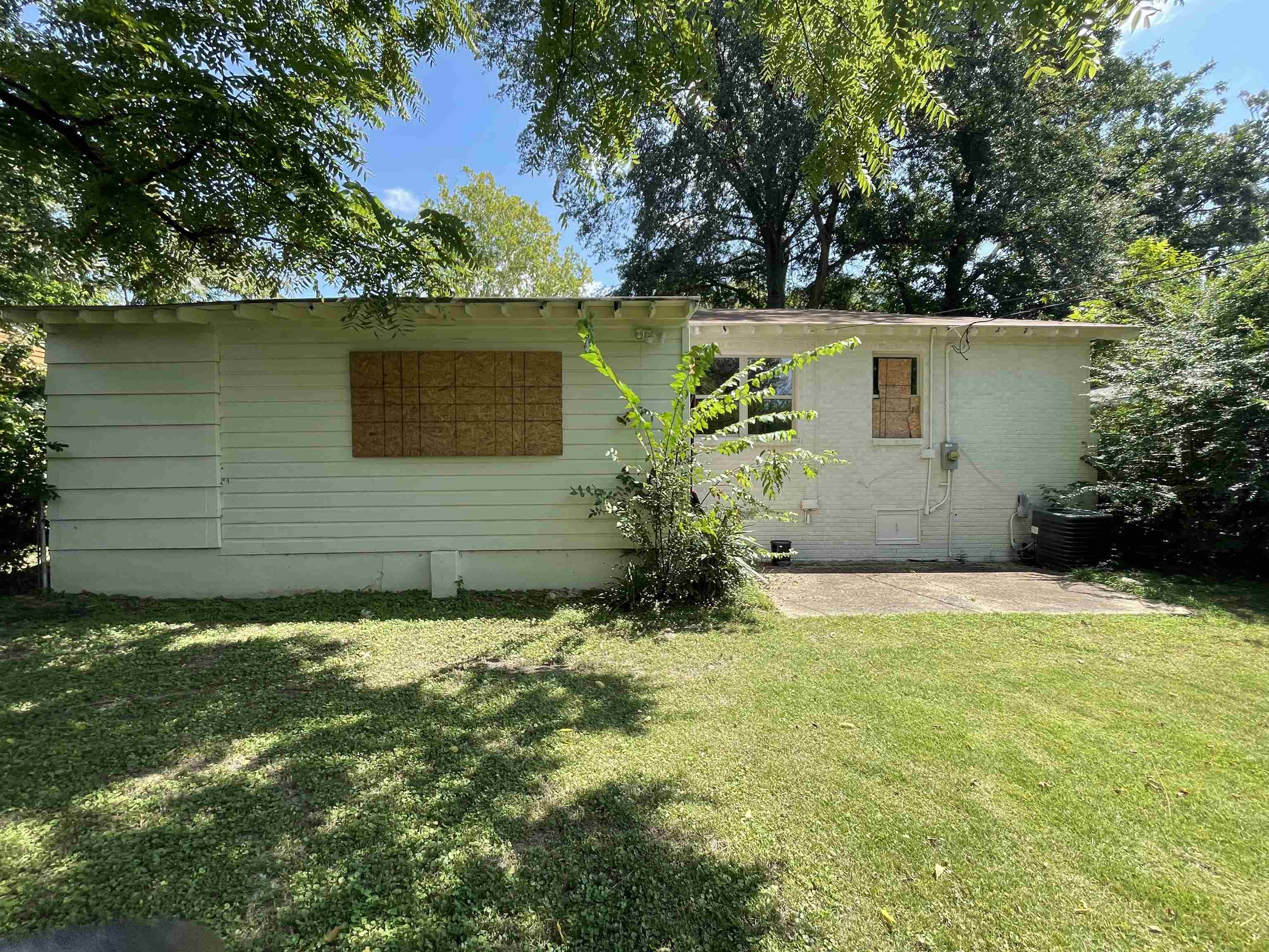 5433 Loch Lomond Road Memphis, TN 38116 - Photo 2 of 4 a backyard of a house with lots of green space