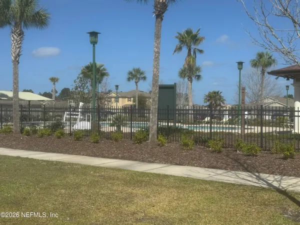 a view of a backyard