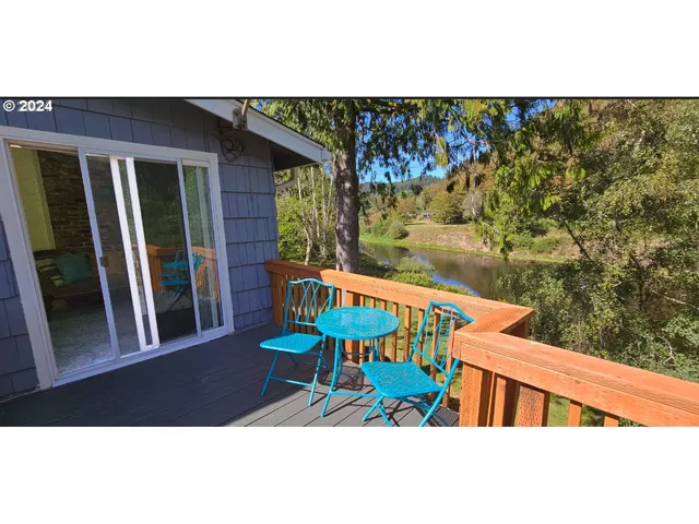 a view of an outdoor space and window