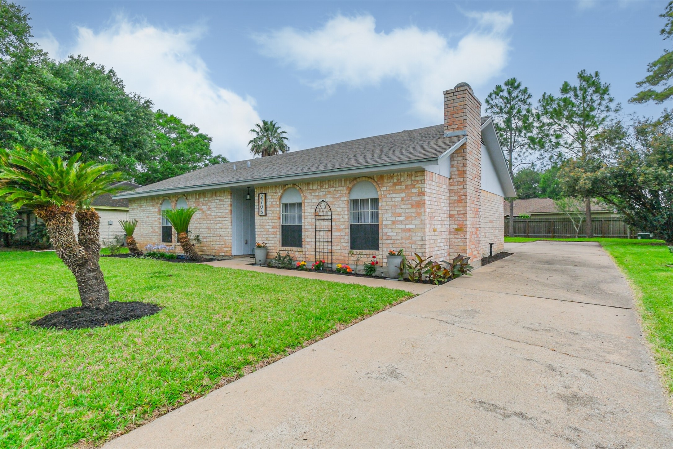 2705 Parrott Avenue Rosenberg, TX 77471 - Photo 32 of 37 a front view of a house with a garden and yard