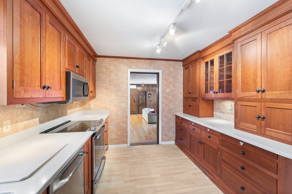 15 Country Hill Road Sturbridge, MA 01566 - Photo 3 of 41 a kitchen with cabinets a sink and appliances