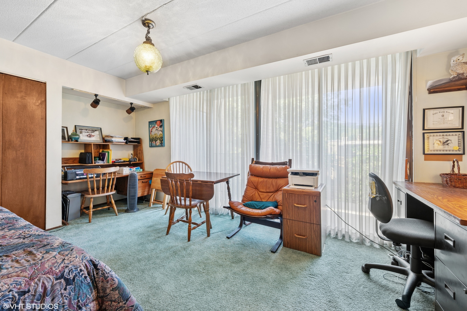 651 West Sheridan Road, Unit 4D Chicago, IL 60613 - Photo 10 of 13 a view of a livingroom with workspace and a window