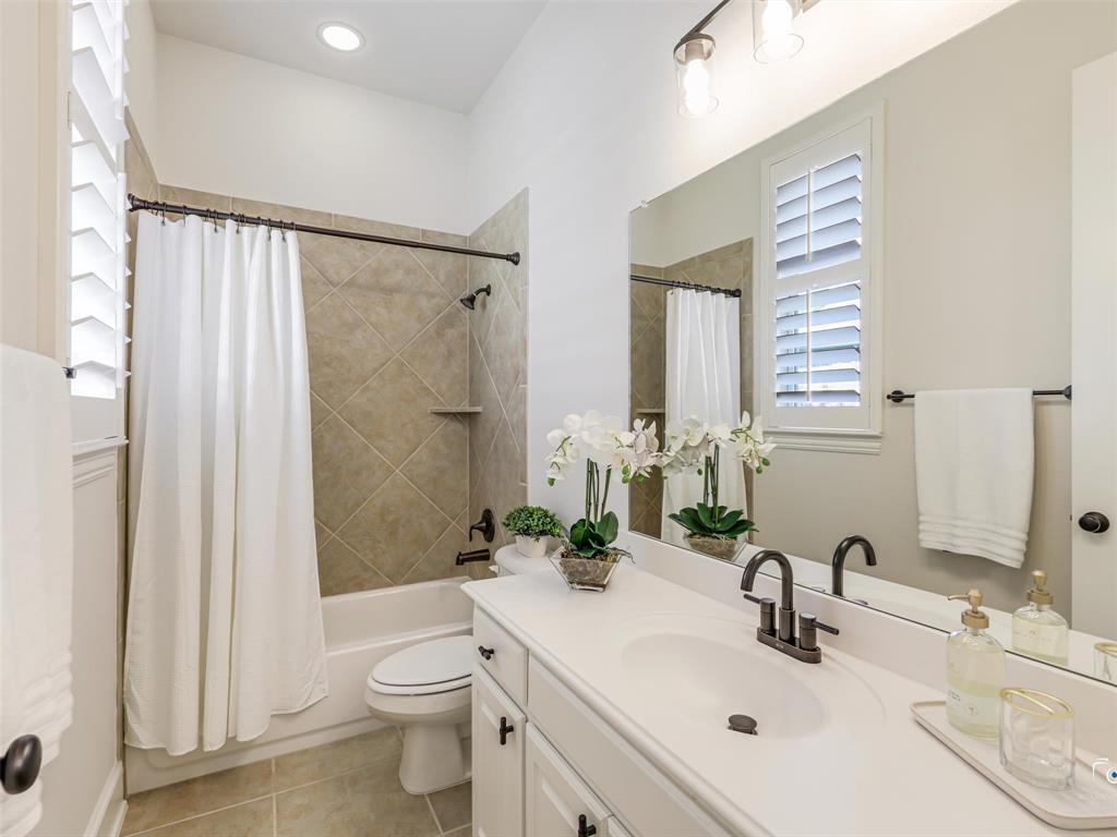 3117 Callander The Colony, TX 75056 - Photo 27 of 40 DOWNSTAIRS Guest room ensuite bathroom