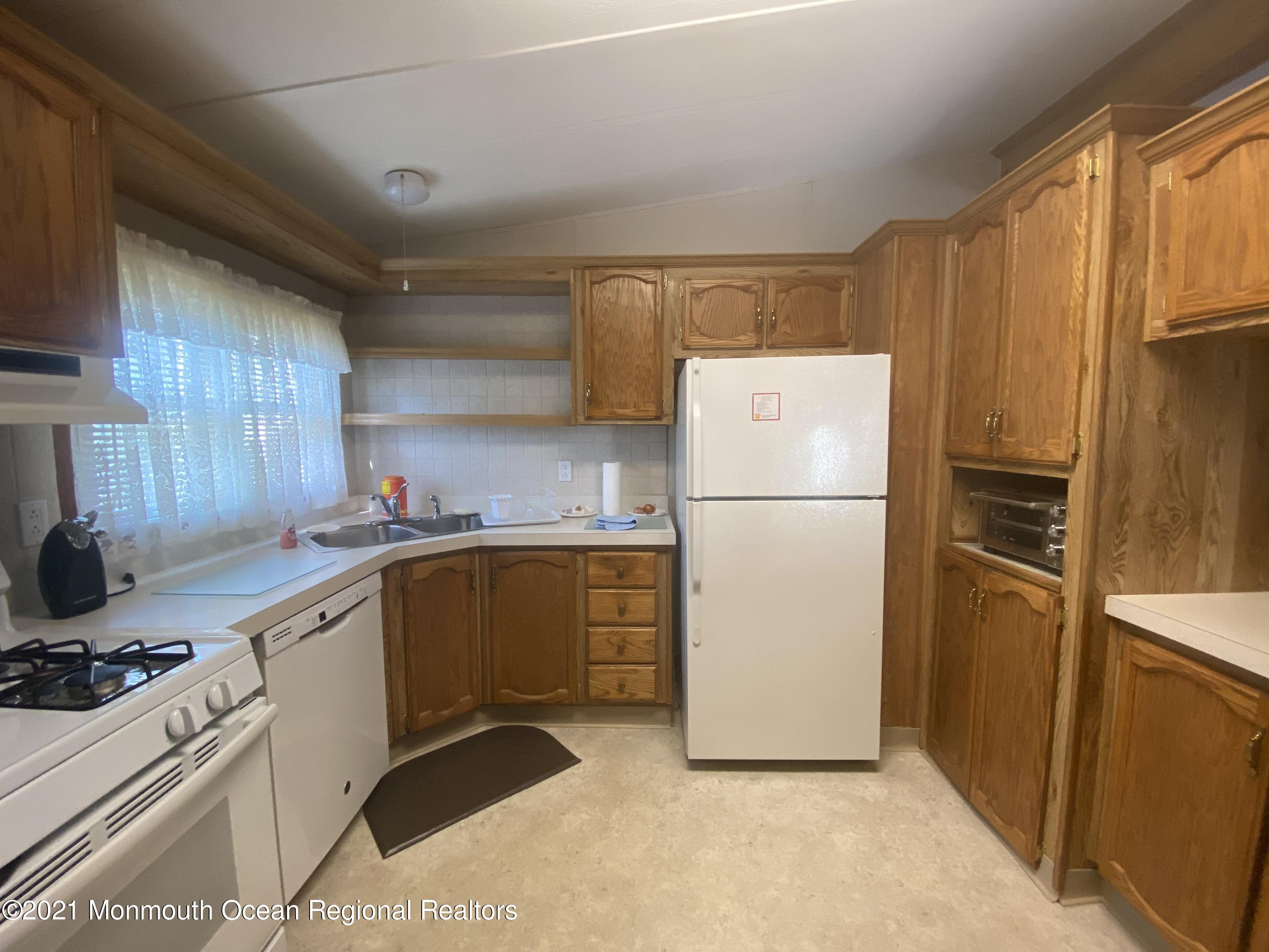 28 Longfellow Road North Brunswick, NJ 08902 - Photo 6 of 13 IMG_9124