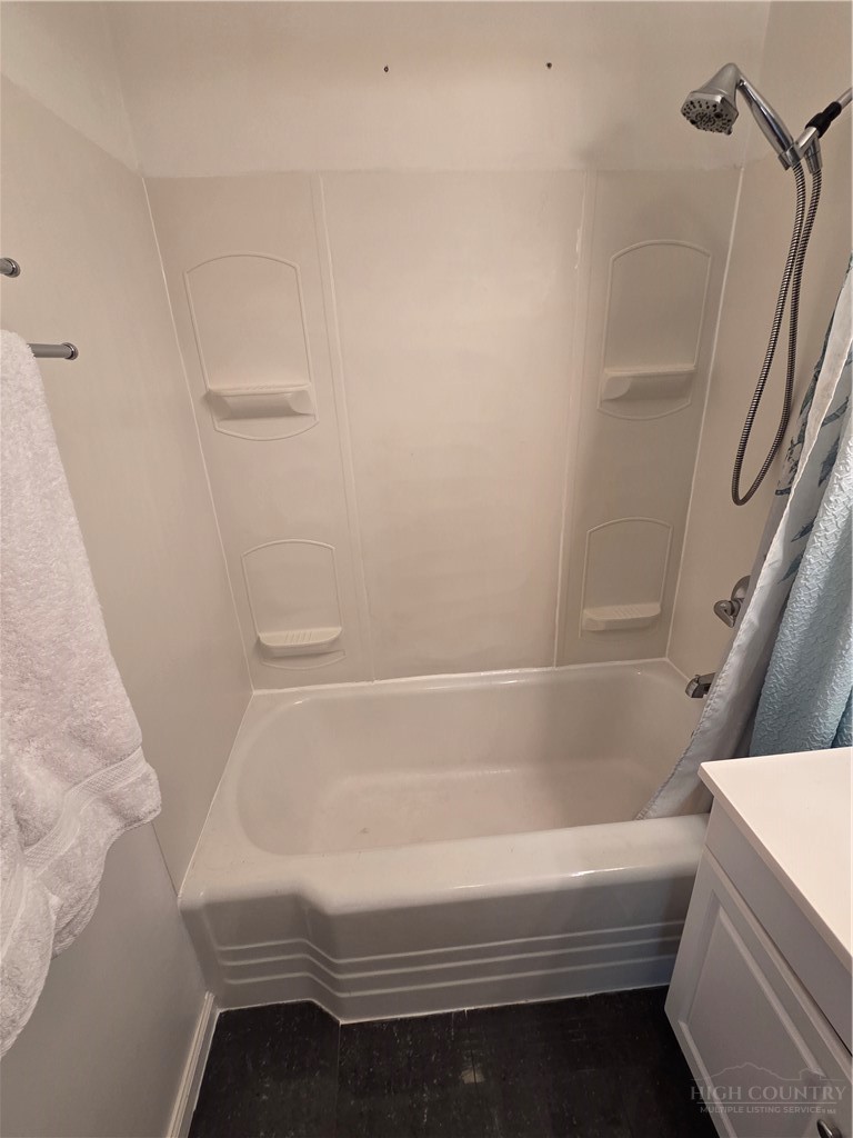 145 Black Oak Ridge Road Taylorsville, NC 28681 - Photo 25 of 39 a bathroom with a bathtub