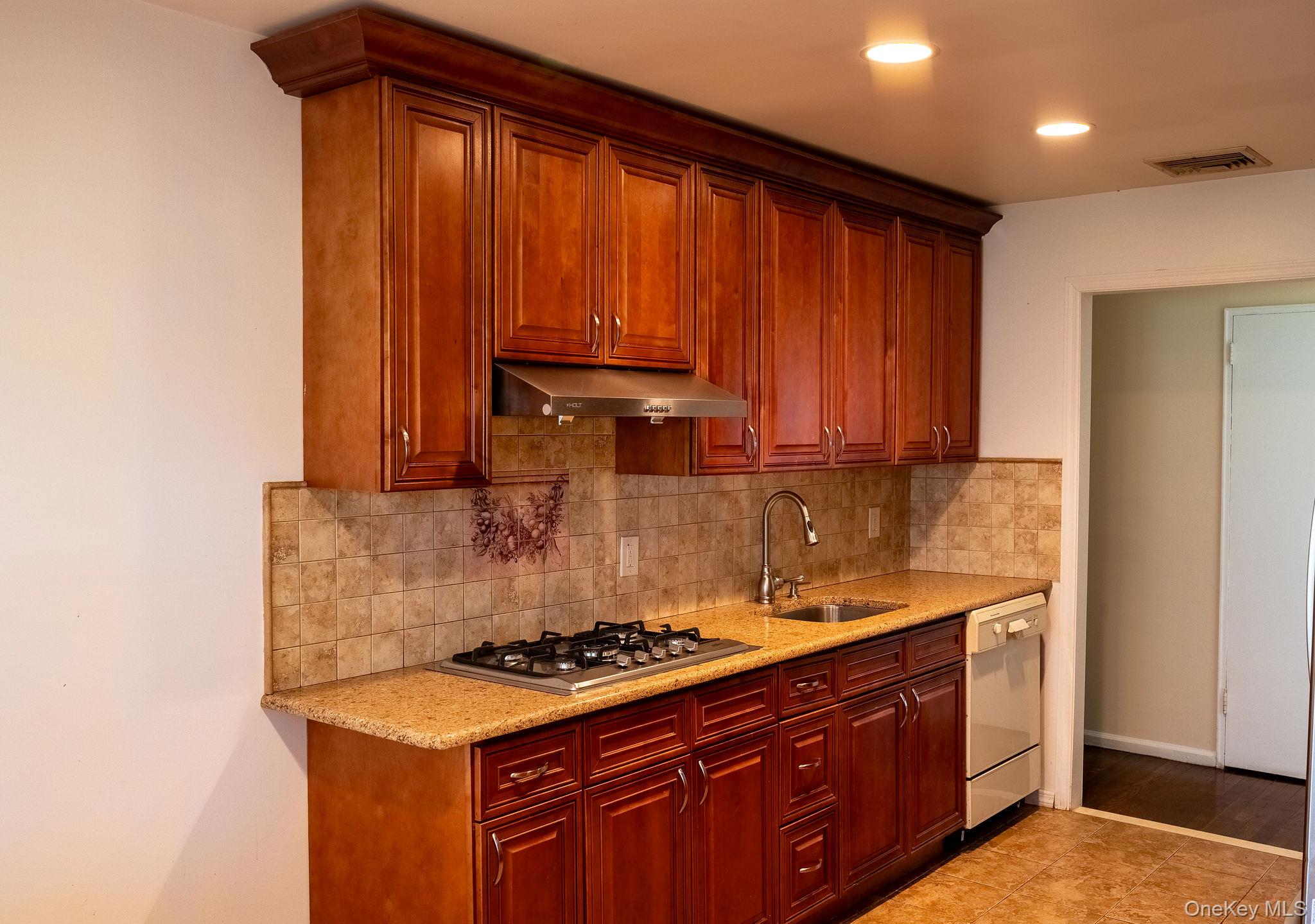 39 Deer Path Lane Syosset, NY 11791 - Photo 12 of 31