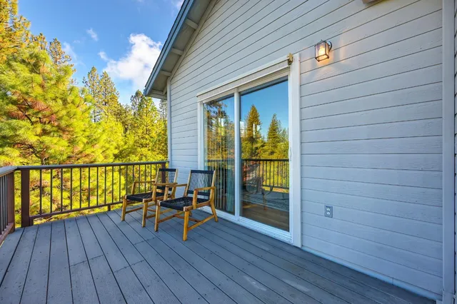 a view of a yard with an trees