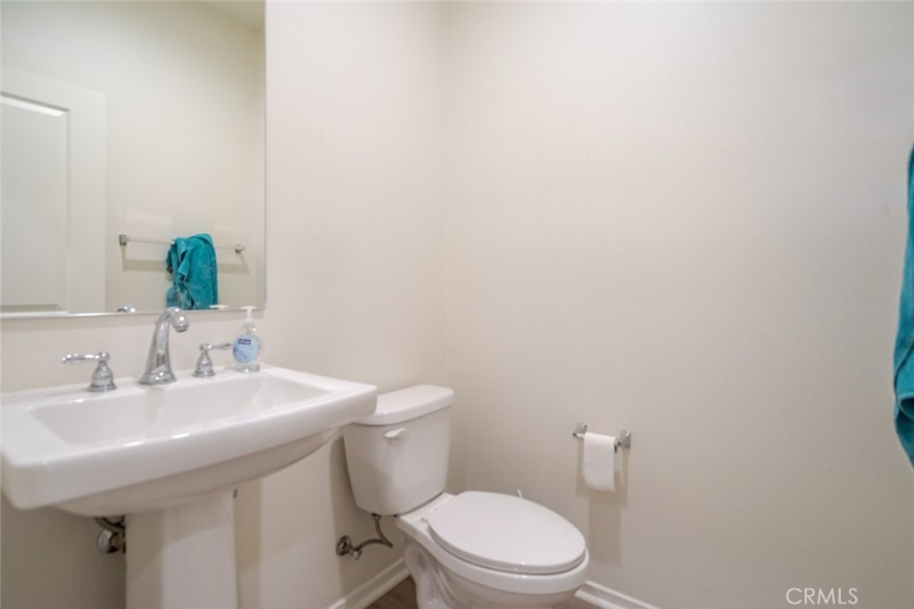863 Iris Way, Unit B Azusa, CA 91702 - Photo 24 of 29 a bathroom with a toilet a sink and mirror
