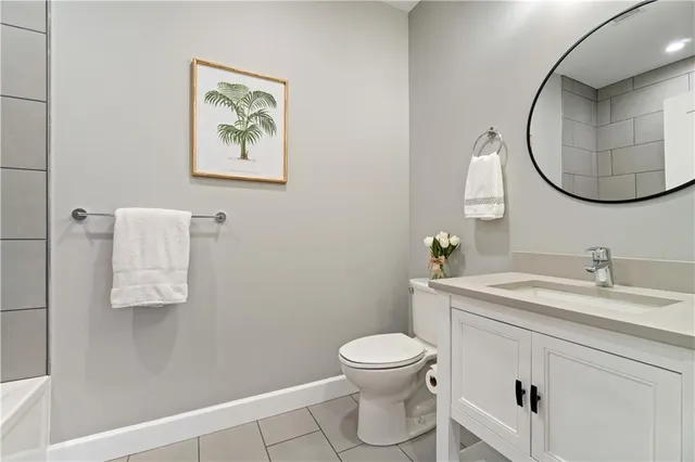 a close up view of a washer and dryer