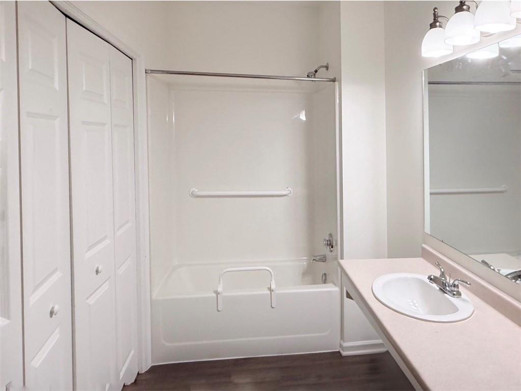 715 Stockton Ridge Cranberry Township, PA 16066 - Photo 22 of 27 a bathroom with a bathtub a sink and a mirror