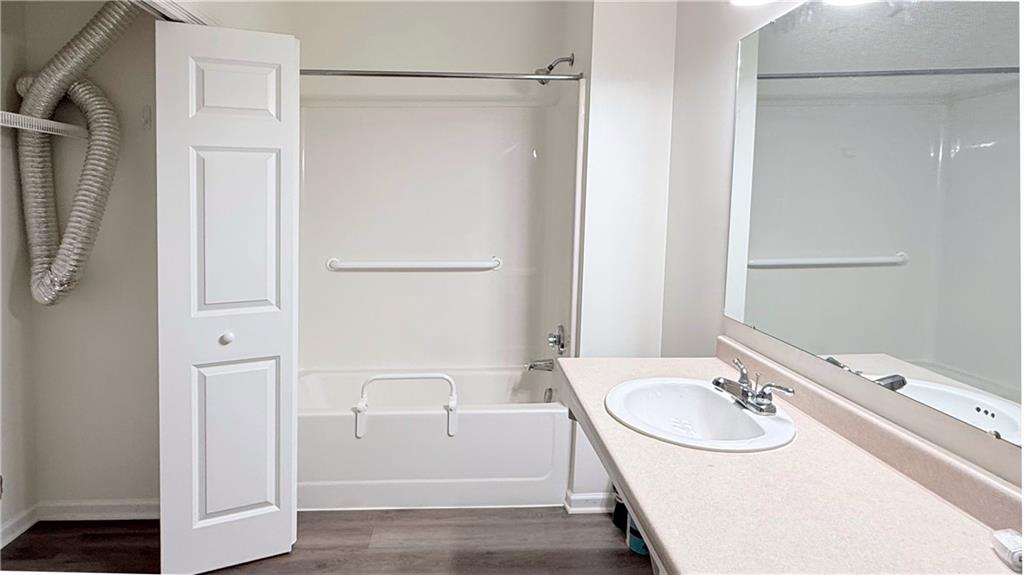 715 Stockton Ridge Cranberry Township, PA 16066 - Photo 24 of 27 a bathroom with a sink a mirror and a bathtub