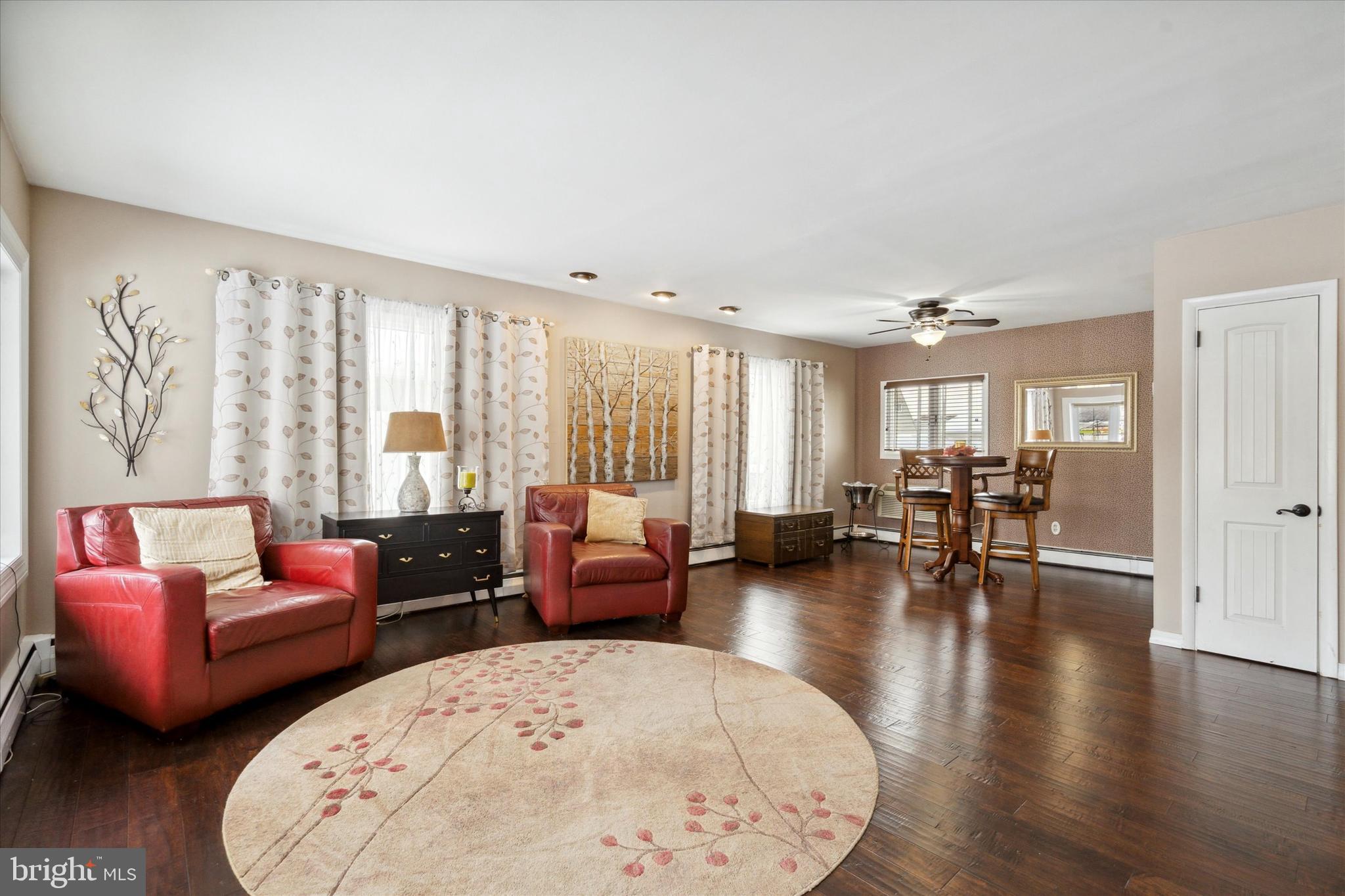 2825 Neptune Road Philadelphia, PA 19154 - Photo 3 of 25 Spacious Living room