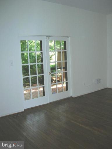 2123 Golf Course Drive Reston, VA 20191 - Photo 7 of 13 Living Room