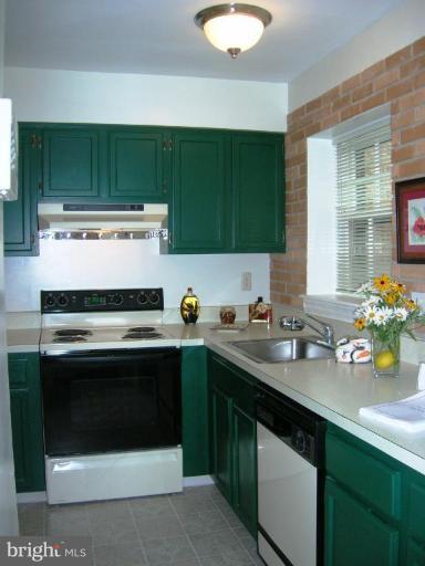 2123 Golf Course Drive Reston, VA 20191 - Photo 10 of 13 Kitchen