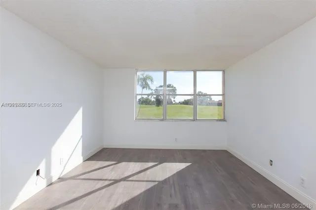 a view of empty room with window
