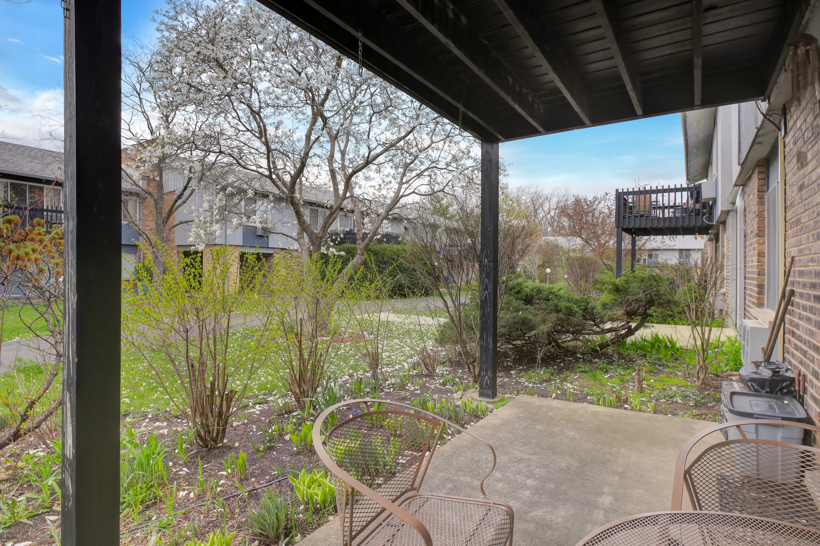 950 East Old Willow Road, Unit 102 Prospect Heights, IL 60070 - Photo 19 of 27 a backyard of a house with table and chairs