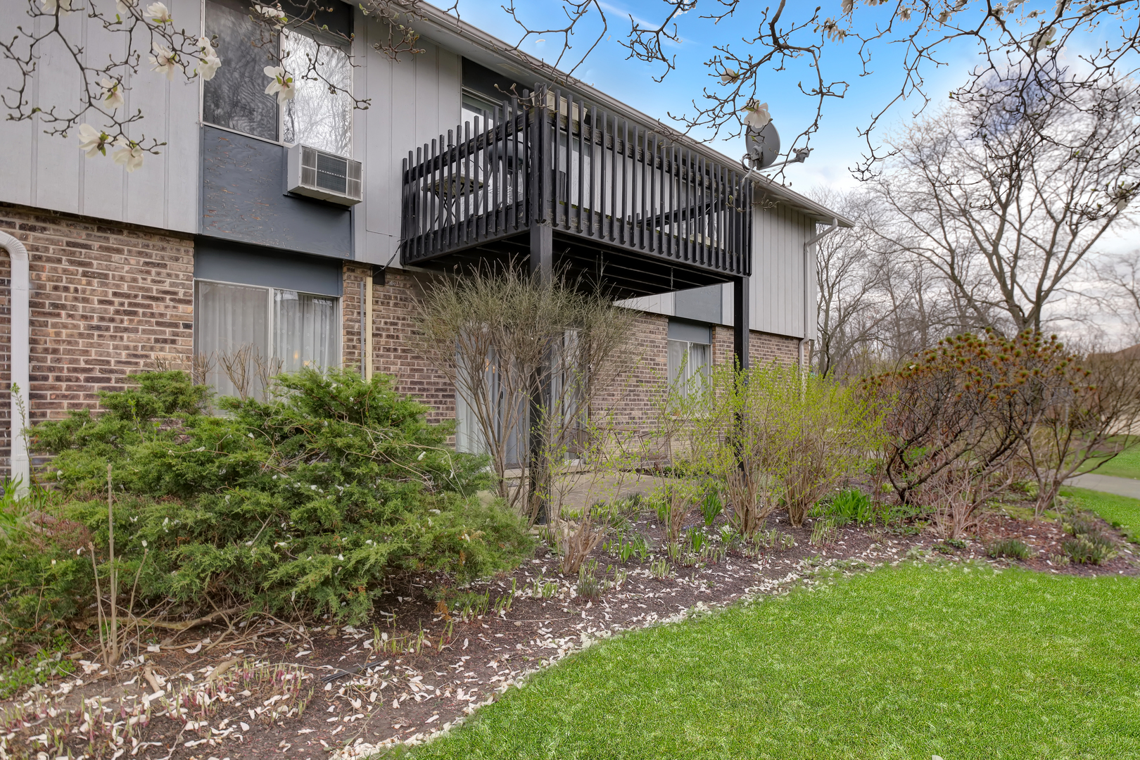 950 East Old Willow Road, Unit 102 Prospect Heights, IL 60070 - Photo 21 of 27 a view of a house with a yard