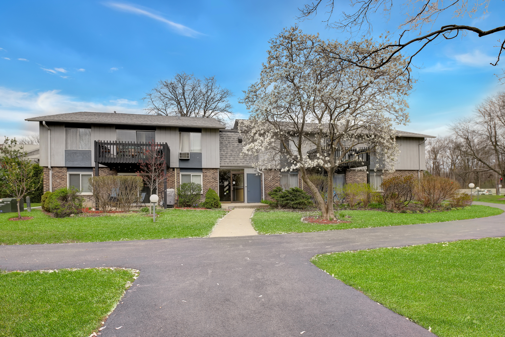 950 East Old Willow Road, Unit 102 Prospect Heights, IL 60070 - Photo 3 of 27 a front view of a house with garden