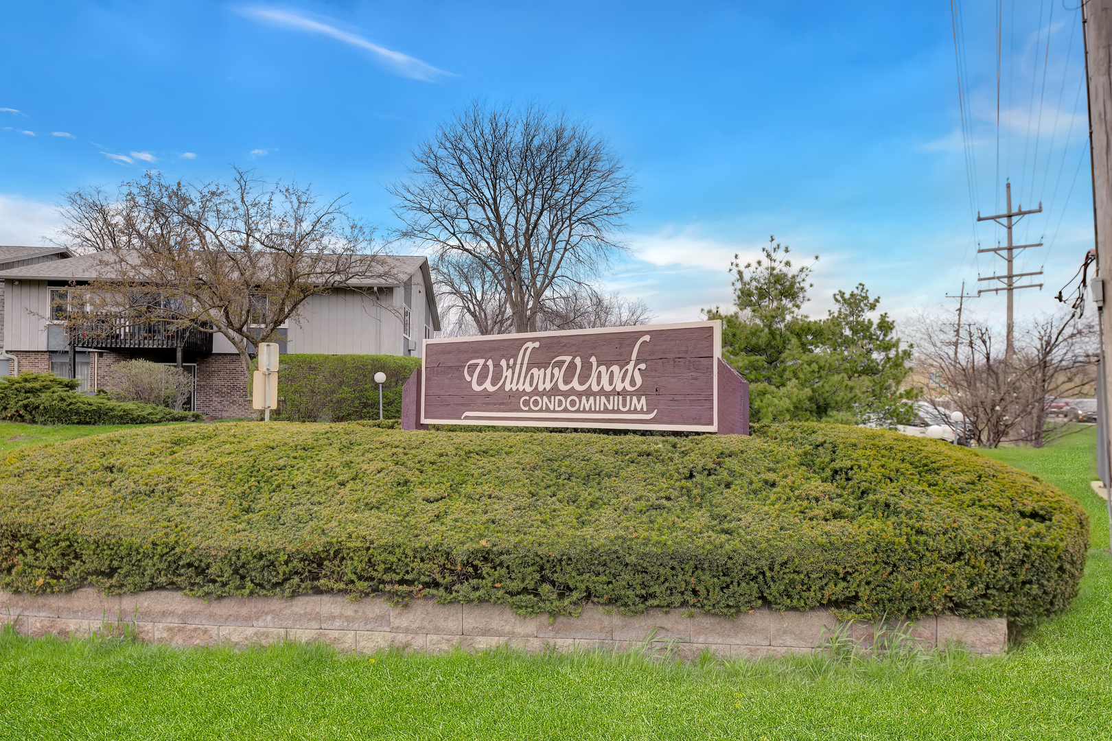 950 East Old Willow Road, Unit 102 Prospect Heights, IL 60070 - Photo 4 of 27 a view of outdoor space with garden