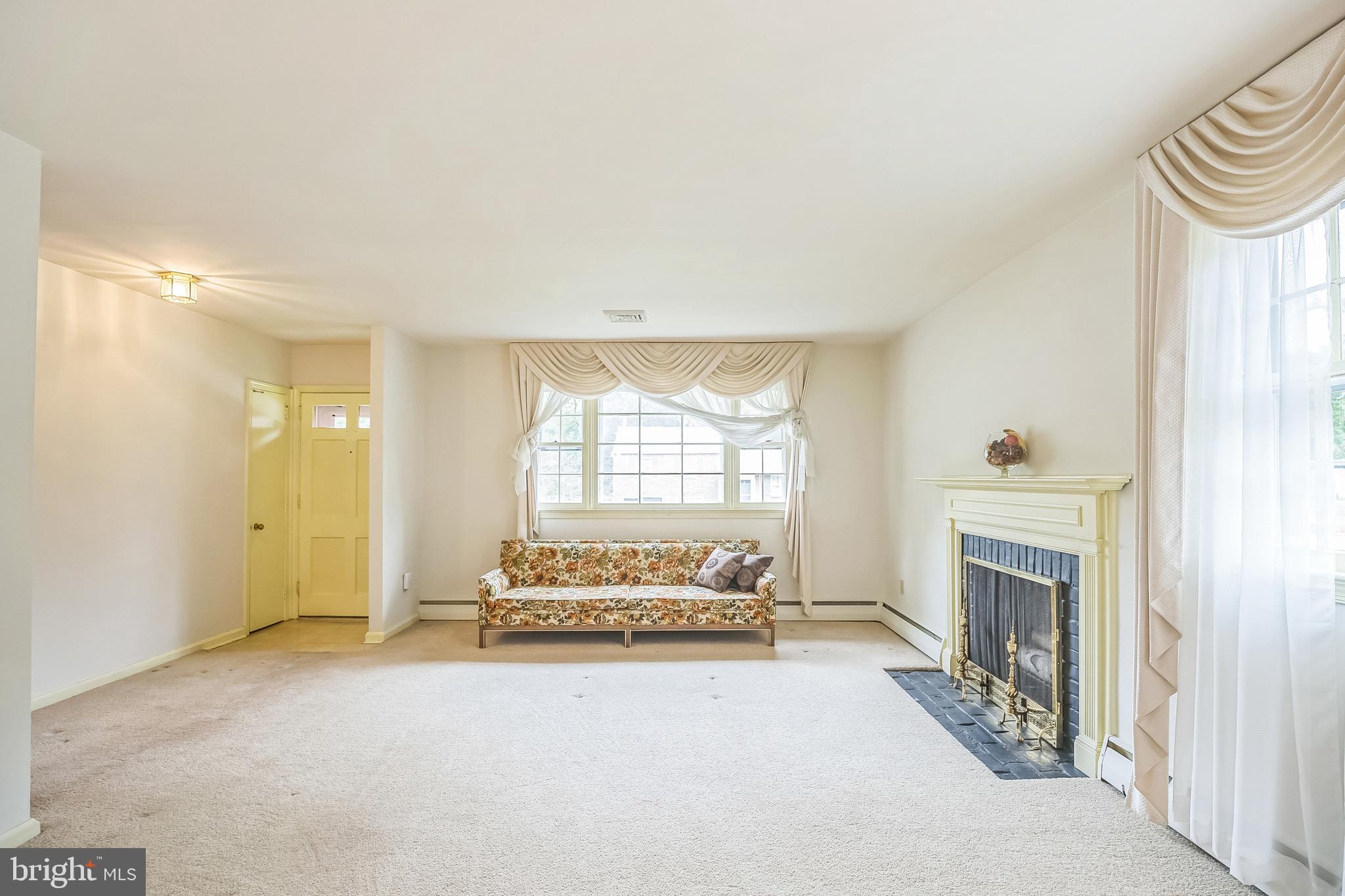 314 Spencer Road Devon, PA 19333 - Photo 3 of 37 Living Room