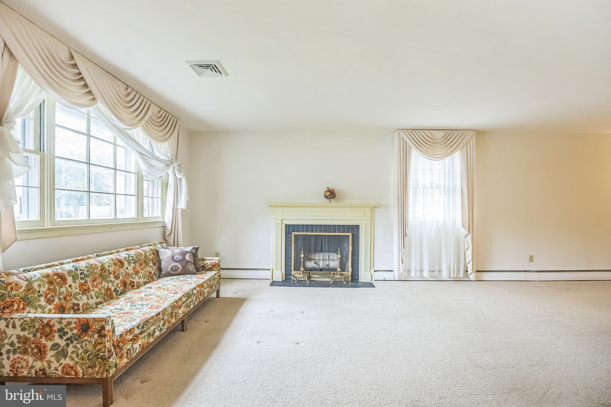 314 Spencer Road Devon, PA 19333 - Photo 4 of 37 Living Room