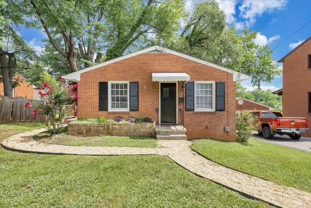 $1,750 | 714 Academy Street, Salem, VA 24153