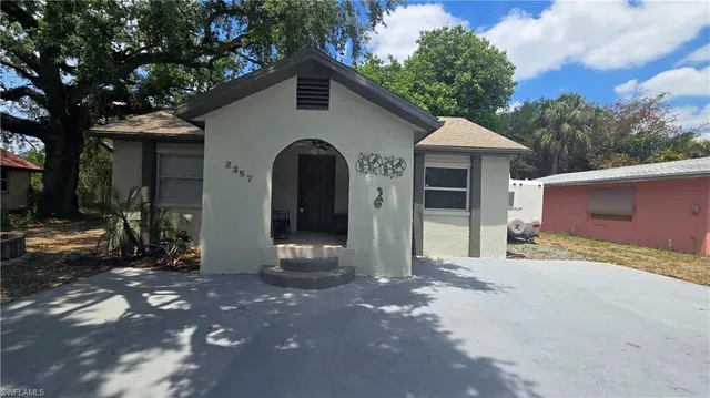 a view of a house with a yard