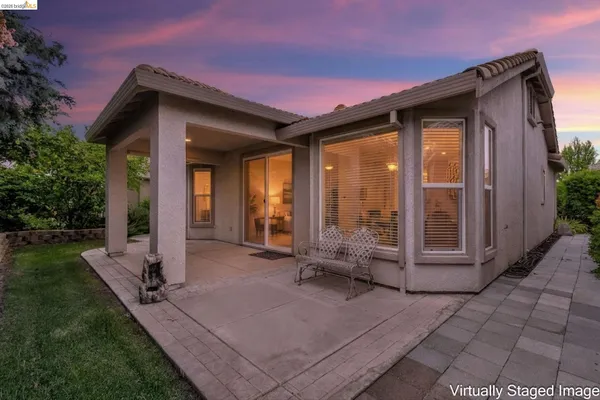 a view of a house with backyard and porch