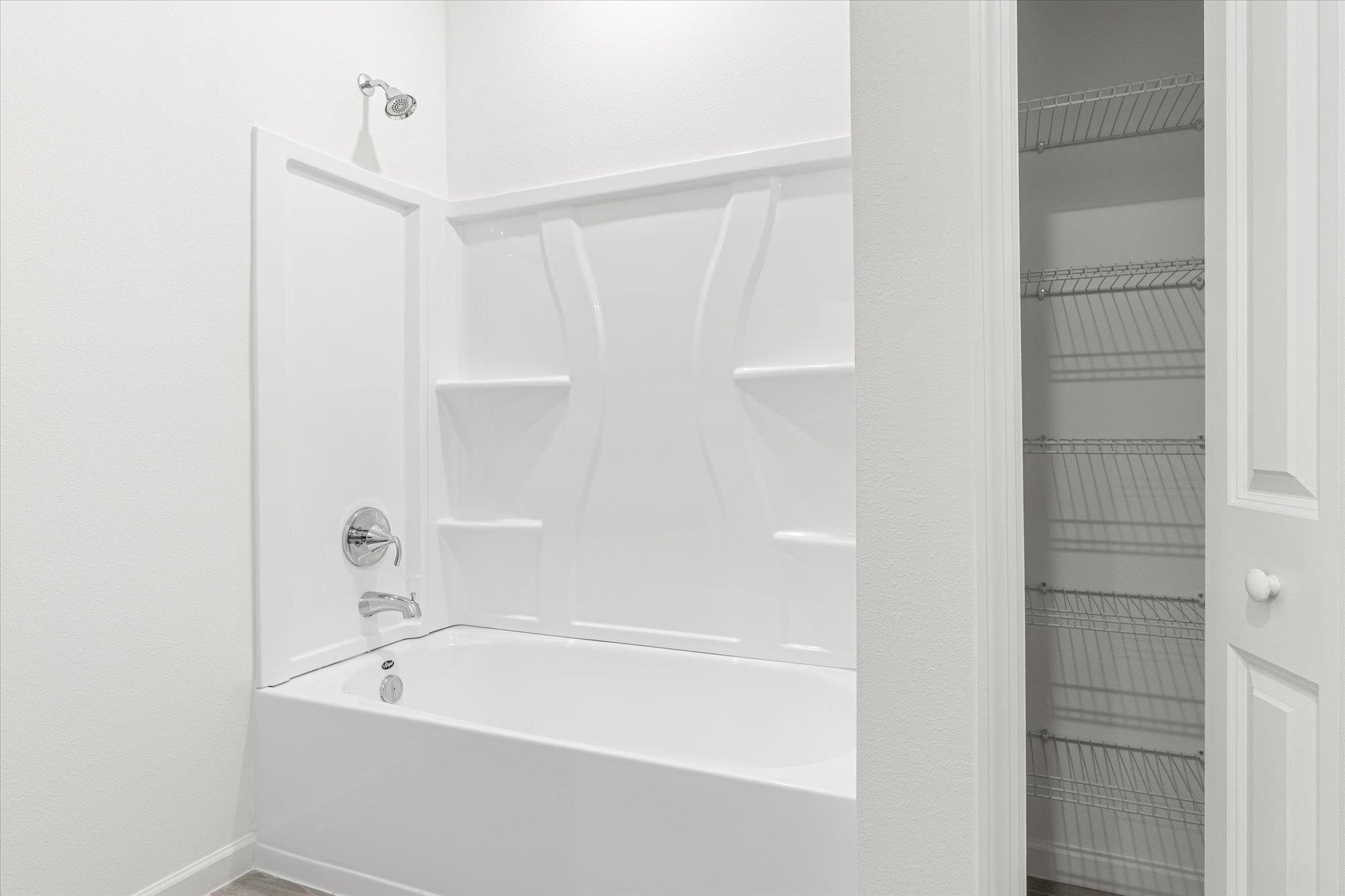 89 Kingsley Pk Way St. Augustine, FL 32084 - Photo 27 of 67 a white bath tub and shower