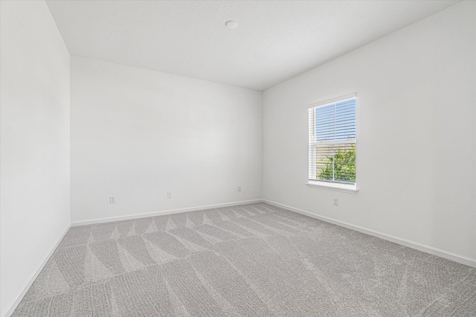89 Kingsley Pk Way St. Augustine, FL 32084 - Photo 33 of 67 an empty room with a window