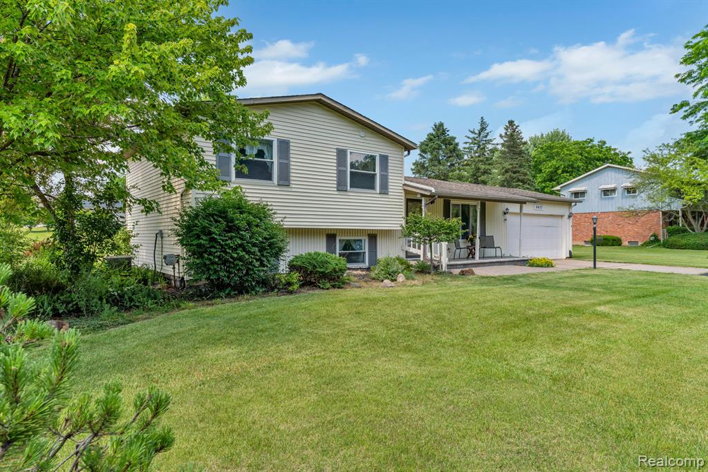9407 Bennett Lake Road Fenton, MI 48430 - Photo 3 of 35