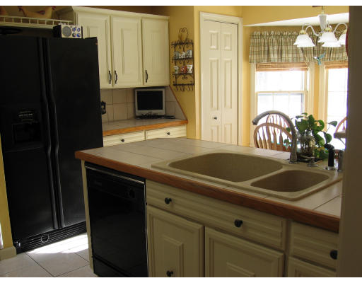 131 Palo Alto Road Springfield, MA 01128 - Photo 8 of 26