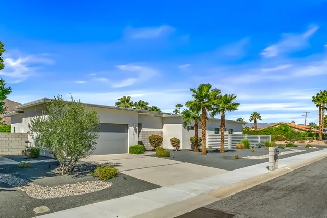 a view of yard with green space