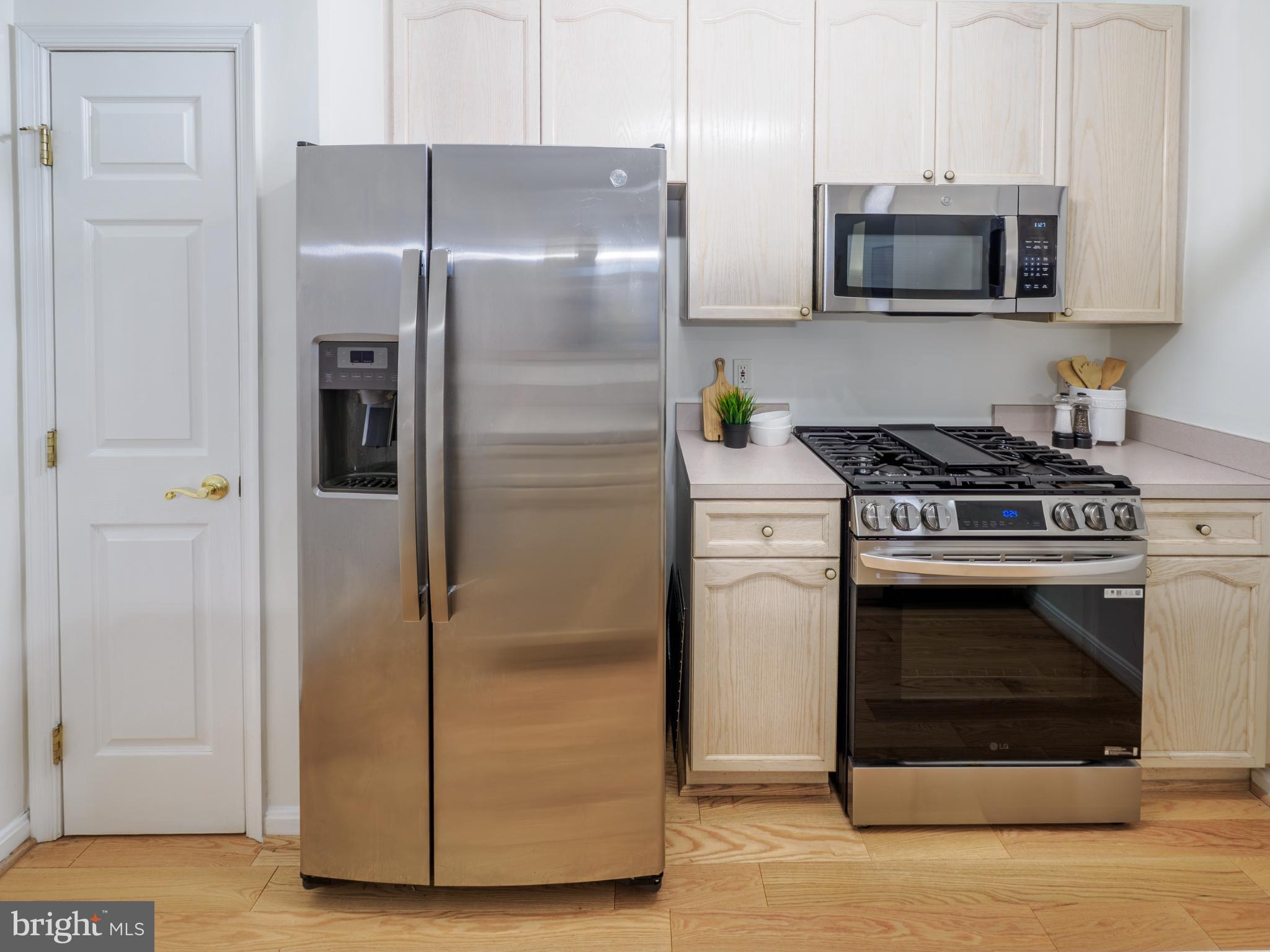 4330 L Cannon Ridge Court, Unit 31 Fairfax, VA 22033 - Photo 5 of 28 Sleek kitchen with pantry.