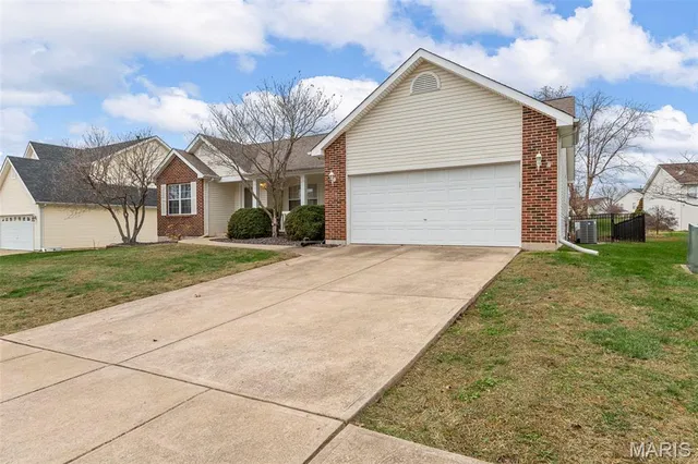 $389,900 | 7 Cherokee Sunset Court, O'Fallon, MO 63366
