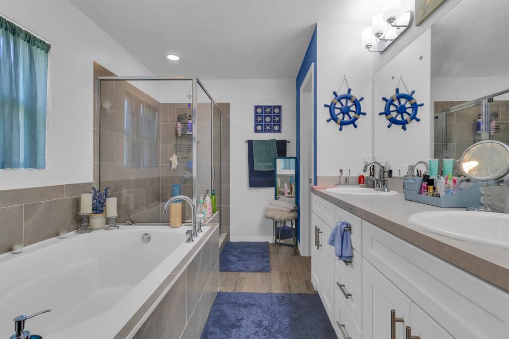 205 Arbuthnot Street Winter Haven, FL 33881 - Photo 18 of 31 a spacious bathroom with a tub sink and mirror