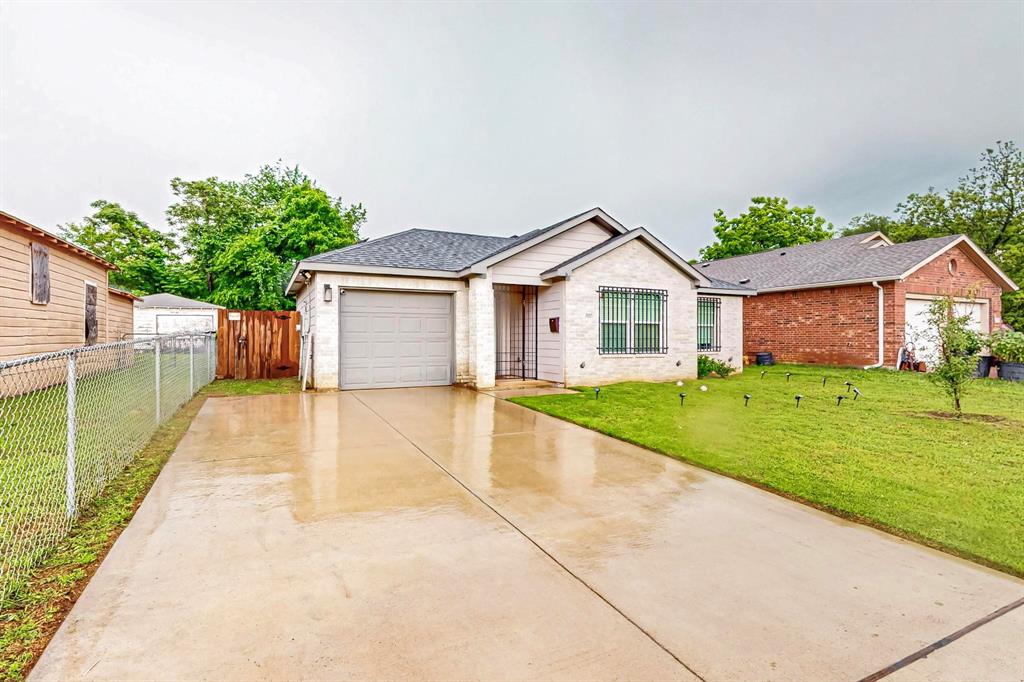 a view of an house with backyard and garden