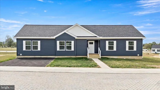 a view of a yard in front of a house