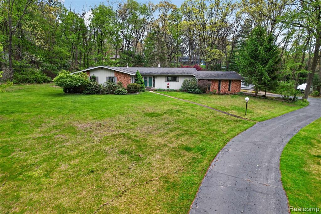10467 Mcgregor Road Pinckney, MI 48169 - Photo 3 of 33 Gallery Image 3