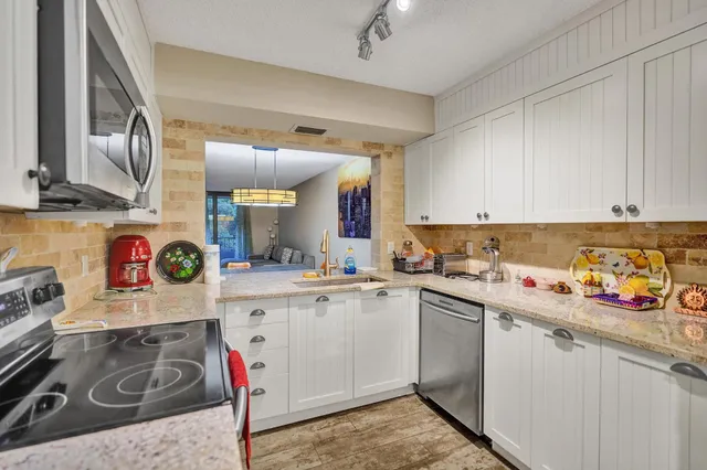 $2,650 | 2070 Homewood Boulevard, Unit 214, Delray Beach, FL 33445