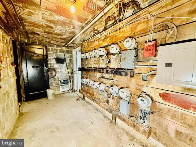 a brick building that has a lots of windows in it