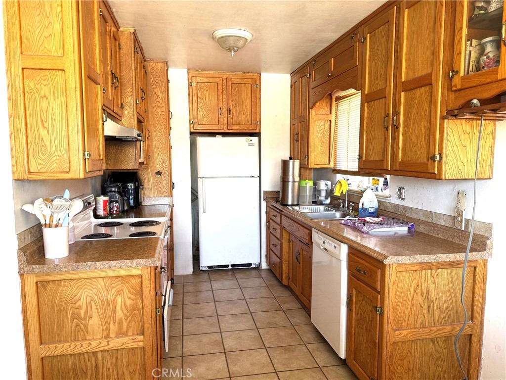 1700 Sunrise Road Barstow, CA 92311 - Photo 3 of 5 KITCHEN