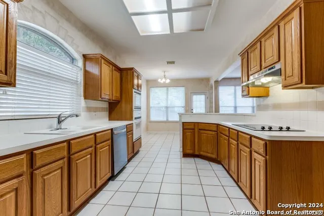 $2,000 | 6518 Amber Oak, San Antonio, TX 78249