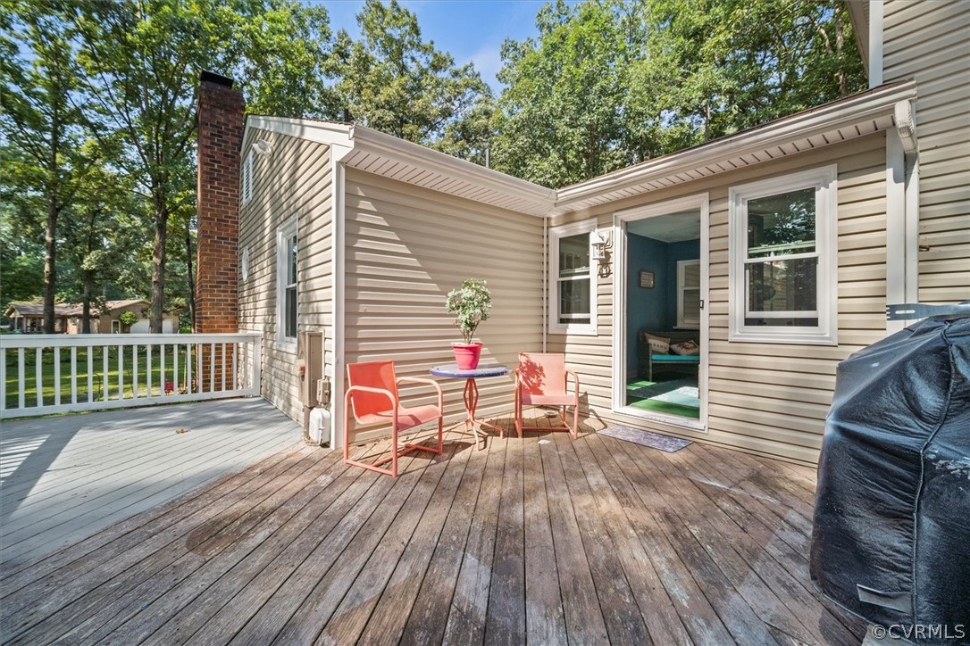 2820 Kinvan Road Richmond, VA 23231 - Photo 31 of 48 a balcony with wooden floor and fence