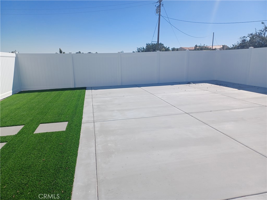 445 Solano Road Pinon Hills, CA 92372 - Photo 12 of 17 a view of a terrace