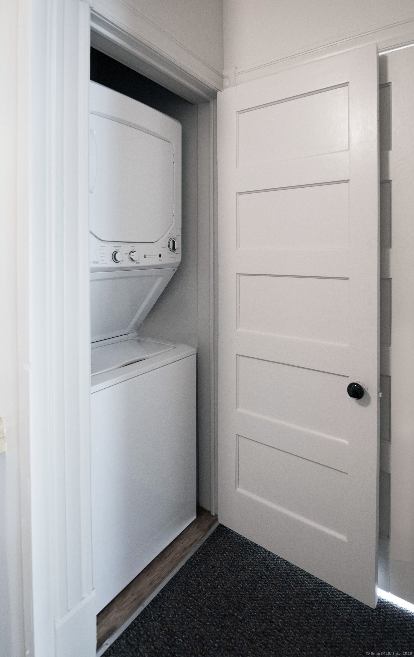 87 Broad Street Norwich, CT 06360 - Photo 6 of 29 a utility room with a washer and dryer