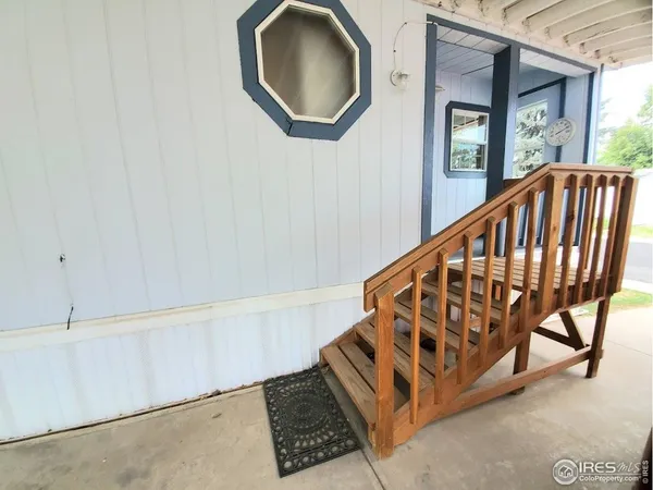 a view of entryway with a front door