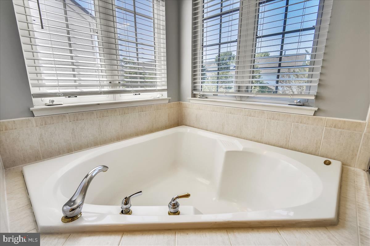 780 Sunny Chapel Road Odenton, MD 21113 - Photo 26 of 57 Primary Bath Tun